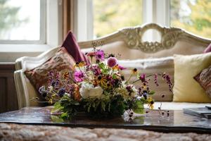 Berwick Lodge في بريستول: مزهرية من الزهور تقف على طاولة