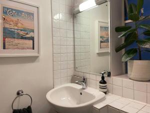 倫敦的住宿－Cozy apartment in Marylebone，白色的浴室设有水槽和镜子