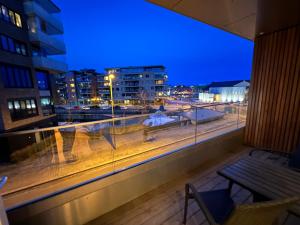 balcón con vistas a la ciudad por la noche en MyCondo no - Rambergveien 14a, en Tønsberg