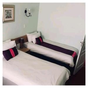 Tempat tidur dalam kamar di Brakendene Lodge