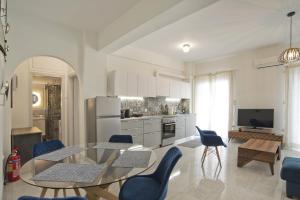 Kuchyň nebo kuchyňský kout v ubytování Milena Comfy Piraeus Reno Apt AC & Full Kitchen