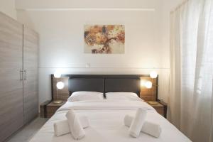 Postel nebo postele na pokoji v ubytování Milena Comfy Piraeus Reno Apt AC & Full Kitchen