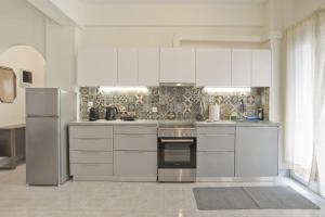 Kuchyň nebo kuchyňský kout v ubytování Milena Comfy Piraeus Reno Apt AC & Full Kitchen