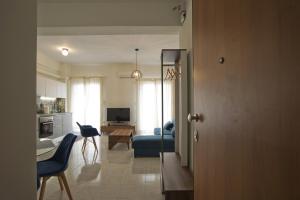 TV a/nebo společenská místnost v ubytování Milena Comfy Piraeus Reno Apt AC & Full Kitchen