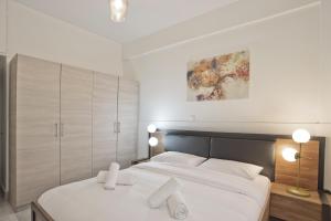 Postel nebo postele na pokoji v ubytování Milena Comfy Piraeus Reno Apt AC & Full Kitchen