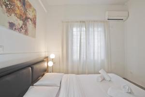 Postel nebo postele na pokoji v ubytování Milena Comfy Piraeus Reno Apt AC & Full Kitchen