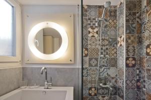 Koupelna v ubytování Milena Comfy Piraeus Reno Apt AC & Full Kitchen