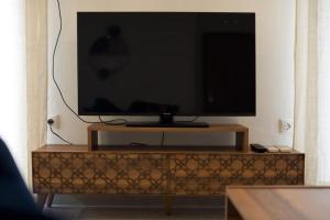 TV a/nebo společenská místnost v ubytování Milena Comfy Piraeus Reno Apt AC & Full Kitchen