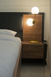 Postel nebo postele na pokoji v ubytování Milena Comfy Piraeus Reno Apt AC & Full Kitchen