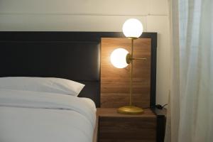 Postel nebo postele na pokoji v ubytování Milena Comfy Piraeus Reno Apt AC & Full Kitchen