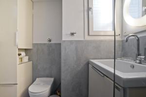 Koupelna v ubytování Milena Comfy Piraeus Reno Apt AC & Full Kitchen