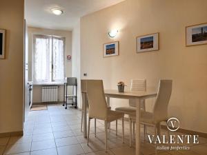 a dining room with a table and chairs at Spazioso alloggio con ascensore in Borgo a Buggiano