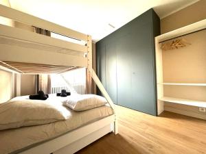 1 dormitorio con litera y 2 ositos de peluche en Gîte LE RAPP, en Colmar