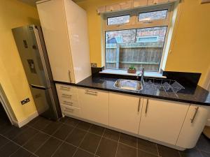 a kitchen with a sink and a window at Home Away From Home - Perfect For Contractors in Newark upon Trent