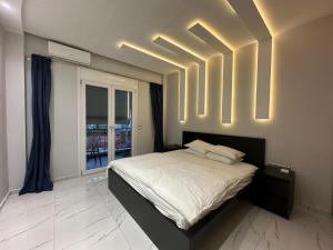 Ένα ή περισσότερα κρεβάτια σε δωμάτιο στο Warm and modern brand new apartment