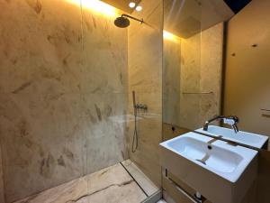 La salle de bains est pourvue d'un lavabo et d'une douche. dans l'établissement Home nearby timeout, à Lisbonne