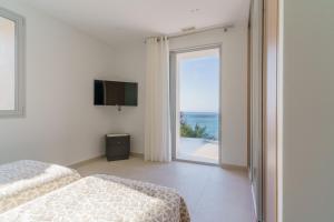 een slaapkamer met 2 bedden en uitzicht op de oceaan bij VILLA LA ROMANELLA in Carry-le-Rouet