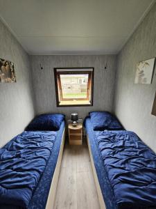Un dormitorio con dos camas y una ventana. en RBR 1033 - Beach Resort Kamperland, en Kamperland 24 fotos más