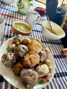 ein Teller mit Kartoffeln und Pilzen auf dem Tisch in der Unterkunft HOMESTAYKINSACOCHA in Pisac