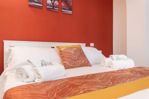 una camera da letto con un letto e asciugamani di VittorioVeneto126 a La Spezia