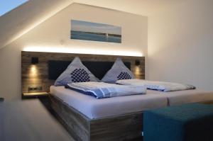 a bedroom with two beds in a room at Hotel Zum Bengel in Meersburg