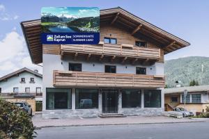 budynek z napisem na boku w obiekcie Premium Apartments Areit by we rent, SUMMERCARD INCLUDED w mieście Zell am See