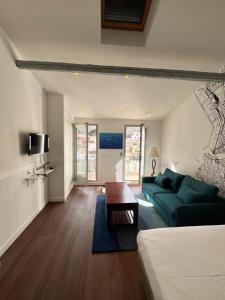 a living room with a blue couch and a table at Les Cabanons de Fonfon in Marseille