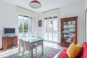Μια τηλεόραση ή/και κέντρο ψυχαγωγίας στο Bright & Cosy Apartments with Balcony