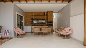 a kitchen and dining room with a table and chairs at Casa reserva boa vista in Barreirinhas