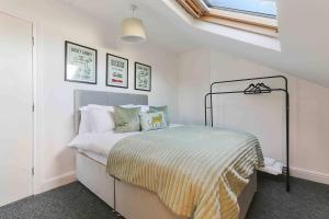 - une chambre blanche avec un lit dans l'établissement 4 Bed House Near Trent Bridge, à Nottingham