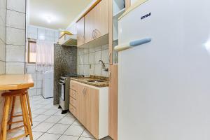 Una cocina o zona de cocina en 945 - Apartamento Ed Estrela do Mar II - Centro Bombinhas - Garagem para 1 Carro