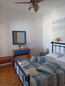 A bed or beds in a room at Απεραντο Γαλαζιο
