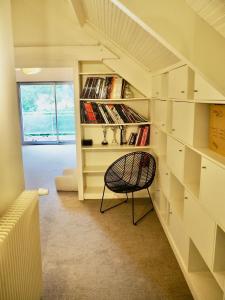 une chambre avec une étagère et une chaise dans l'établissement Villa avec piscine au coeur de la forêt, à Le Touquet-Paris-Plage