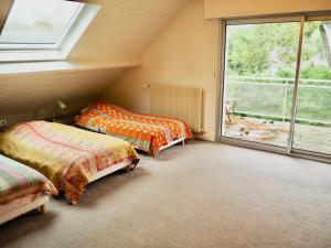 une chambre avec deux lits et une grande fenêtre dans l'établissement Villa avec piscine au coeur de la forêt, à Le Touquet-Paris-Plage 29 autres photos