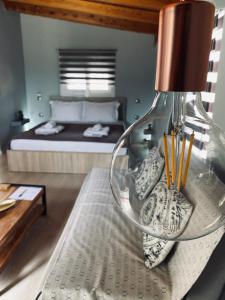 1 dormitorio con 1 cama y una lámpara de cristal sobre una mesa en Keskos Luxury Apartment en Athens