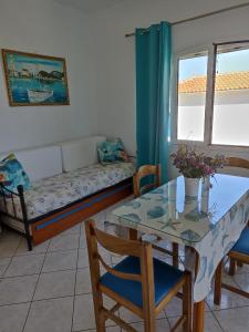 聖佩萊雅基提拉的住宿－Απεραντο Γαλαζιο，客厅配有桌子和沙发