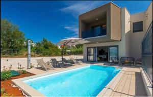 Swimmingpoolen hos eller tæt på Villa Esmeralda by SeeAdria Agency