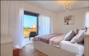 En eller flere senge i et værelse på Villa Esmeralda by SeeAdria Agency + 27 billeder