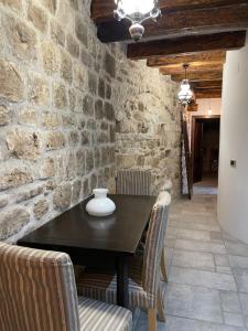 una sala da pranzo con tavolo e sedie neri di Villa Gabine a Kaštela (Castelli)