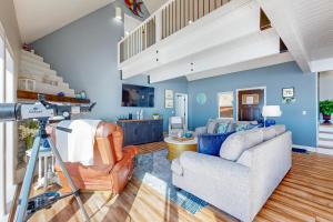 - un salon avec un canapé et un escalier dans l'établissement Marine View, à South Beach
