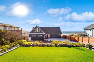 une maison avec une cour et une pelouse dans l'établissement Marine View, à South Beach