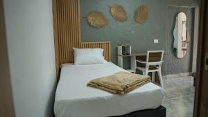 麦德林REST APARTMENT IN THE POBLADO的一间卧室，里面有一张床和一张桌子和椅子