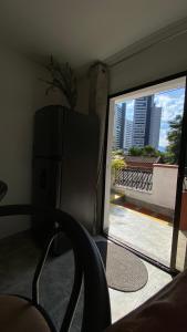 麦德林REST APARTMENT IN THE POBLADO的有窗户可以欣赏城市景观的房间