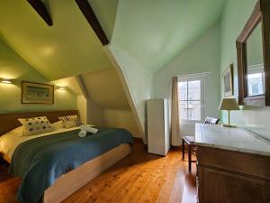 um quarto com uma cama grande num sótão em Soleil du Matin em Étretat