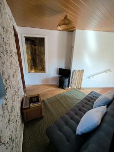 sala de estar con cama y ventana en Canastro Nature Spot, en Viseu