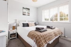 um quarto com uma cama com duas almofadas em Leap House em Wareham