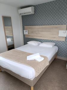 - un lit avec 2 serviettes dans une chambre dans l'établissement Fasthôtel Clermont-Ferrand Gerzat, à Gerzat