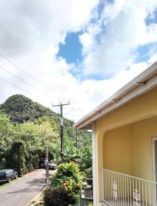 einen Blick auf ein Haus mit einem Berg im Hintergrund in der Unterkunft Kay Marni: Your Saint Lucian home in Gros Islet