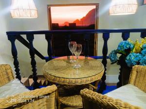 uma mesa com dois copos de vinho em cima em Dúplex frente al Mar, Playa Chocaya, costado Real Club Asia em Asia