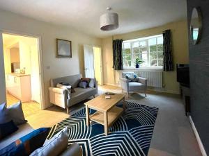 uma sala de estar com um sofá e uma mesa em Spacious 4bed With Private Parking em Lincolnshire